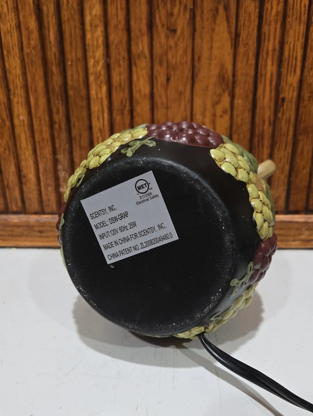 SCENTSY  **GRAPEVINE** WARMER - FULL SIZE - WAX MELTER w/BULB - DISCONTINUED